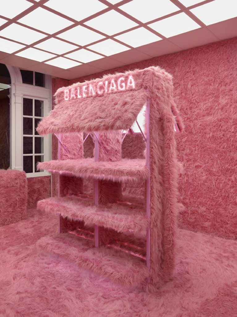 El piso, las paredes y los exhibidores, todo es color de rosa y de piel en la tienda emergente de Balenciaga en Londres. 
