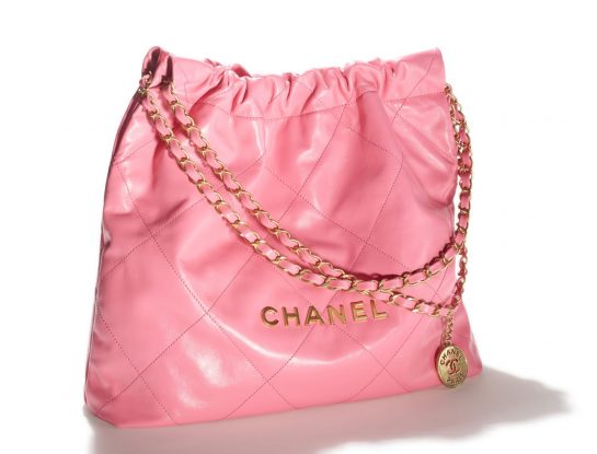 Chanel 22 es el nuevo bolso fetiche de diseño y su campaña de presentación es “de película”