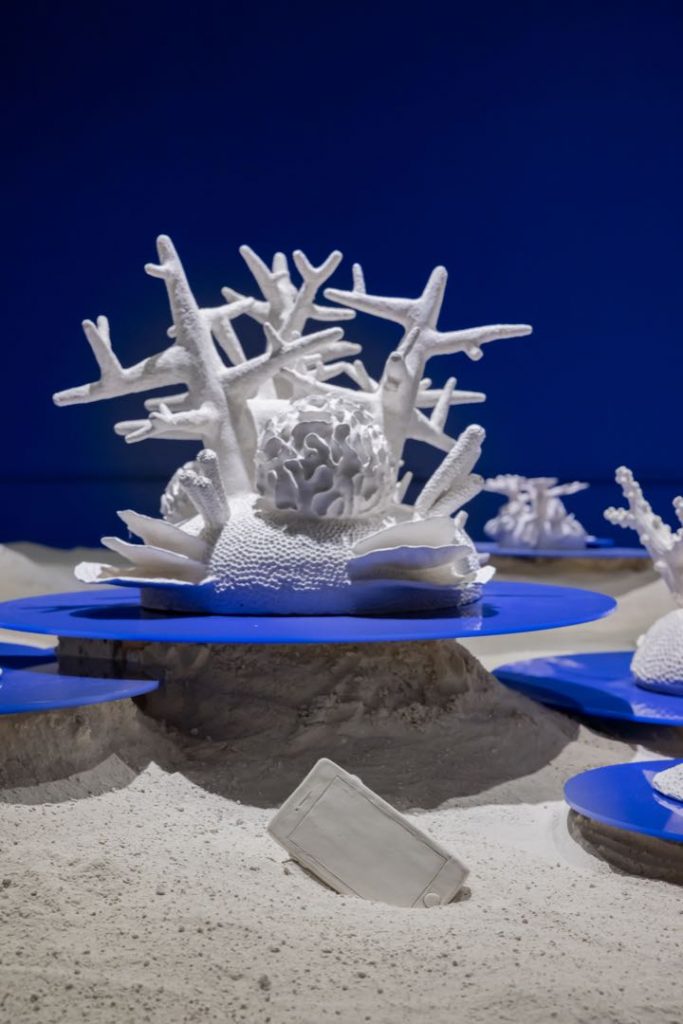 impactantes esculturas blancas expresan “la importancia del blanqueamiento de corales y sus devastadoras repercusiones”. 