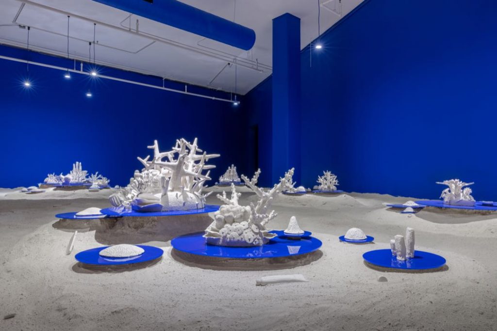 La exhibición “Into the Great Dying: Waters We Share” de Beatriz Chachamovits inauguró en el Faena Art en Miami. 
