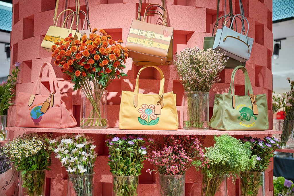 La pop-up store de Coach en Tokio está inspirada en las clásicas florerías de Nueva York. 