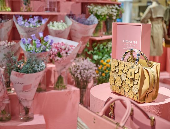 Una pop-up inspirada en florerías de Nueva York y con diseño sostenible