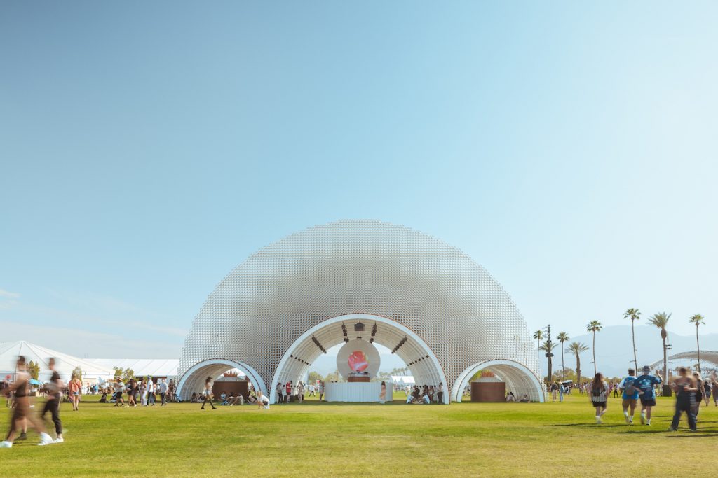 El festival Coachella propone un universo único de instalaciones y pabellones. 