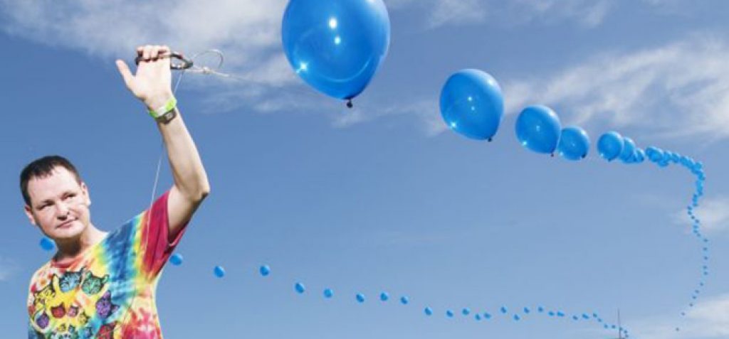 Robert Bosé creó 400 metros de globos en el cielo de Coachella 2022. 