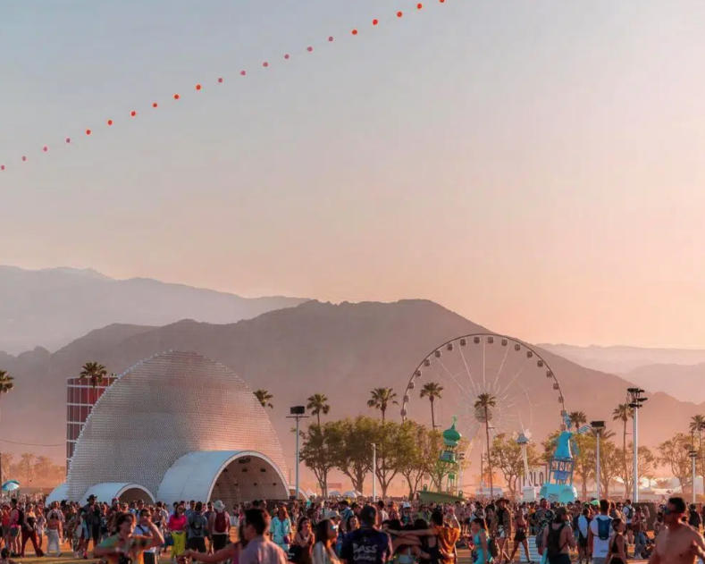 Los globos de Robert Bosé sobre el universo Coachella 2022. 