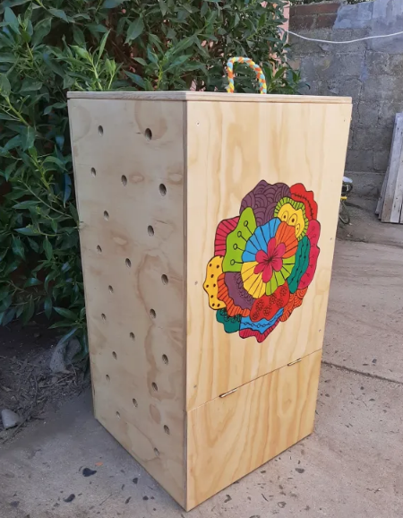 Compostera de madera intervenida con arte a mano. 