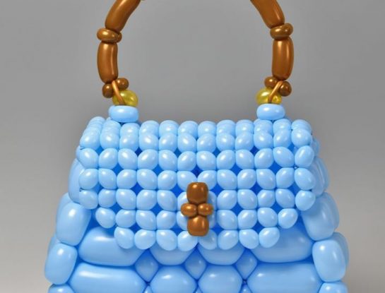 Gucci reinventa el diseño de dos carteras clásicas de la mano de un team de artistas