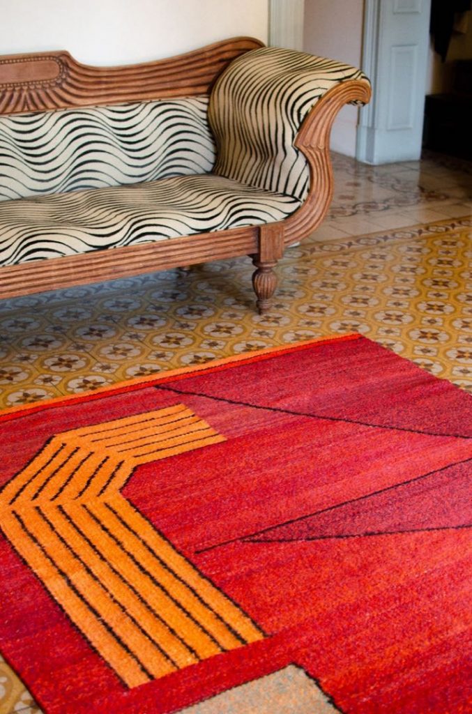Alfombras o tapices que se sitúan en un espacio fronterizo entre lo artístico, artesanal, decorativo, funcional y doméstico.