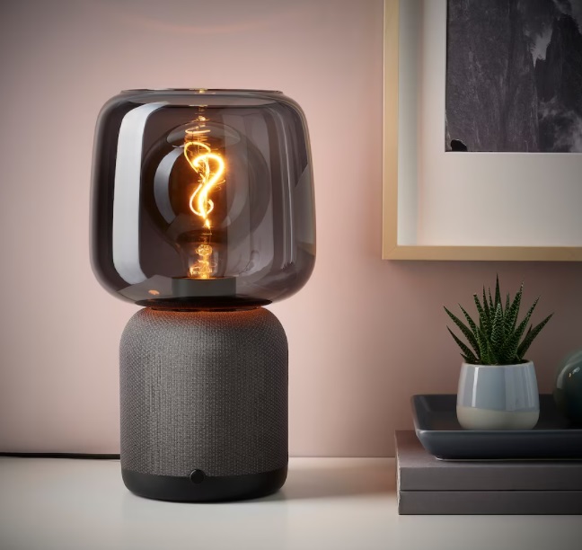 El objeto de diseño y tecnología de Ikea de 2022 es la lámpara con altavoz integrado.
