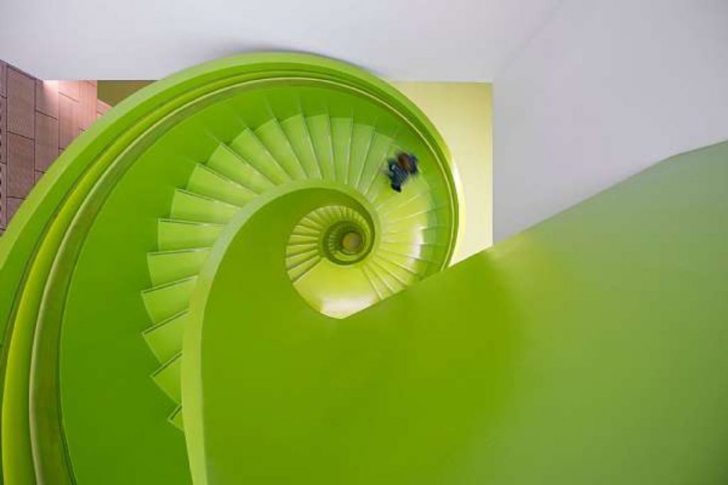 Las escaleras son clave de diseño y organización del nuevo edificio Lego. 