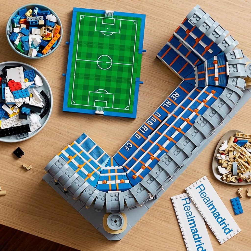 El Real Madrid es considerado como la marca de futbol más valiosa del mundo y LEGO le rinde tributo. 
