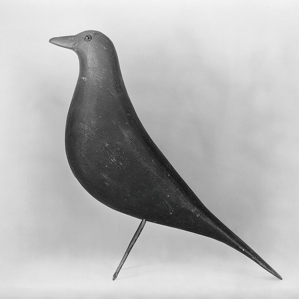 Una imagen antigua del Eames House Bird, la escultura del pájaro que sería un cuervo americano. Aunque hay versiones que sugieren que se tata de un mirlo. 