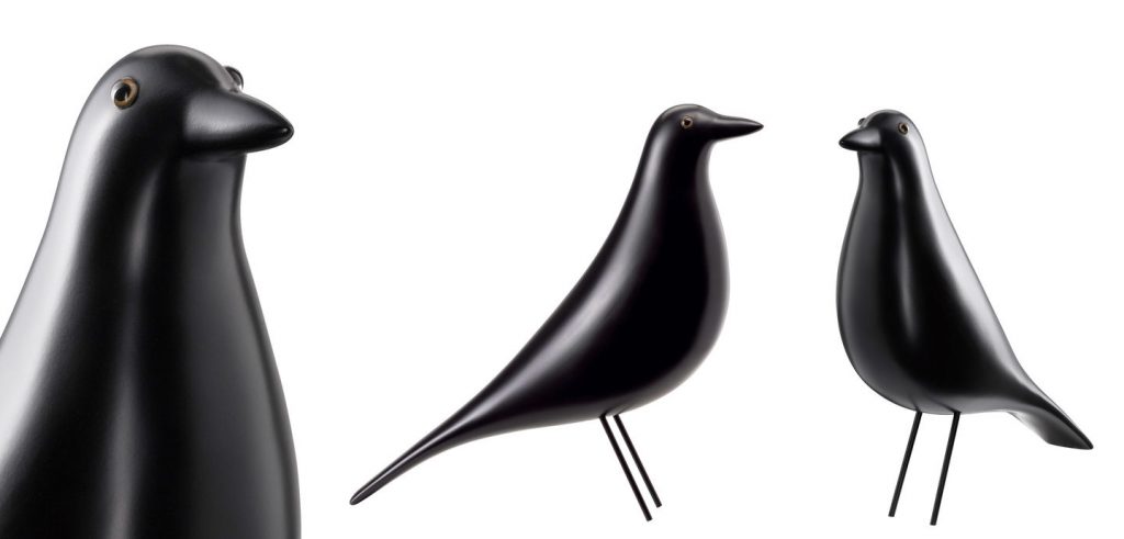 l pájaro de los Eames fue creado en una sola pieza de madera, con patas de alambre y ojos de vidrio. 