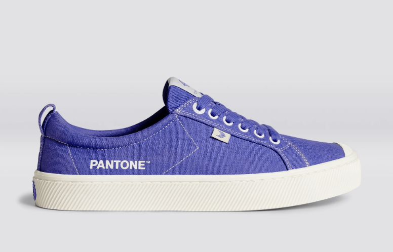Las zapatillas Pantone Very Peri, el color del cambio y la transformación. 