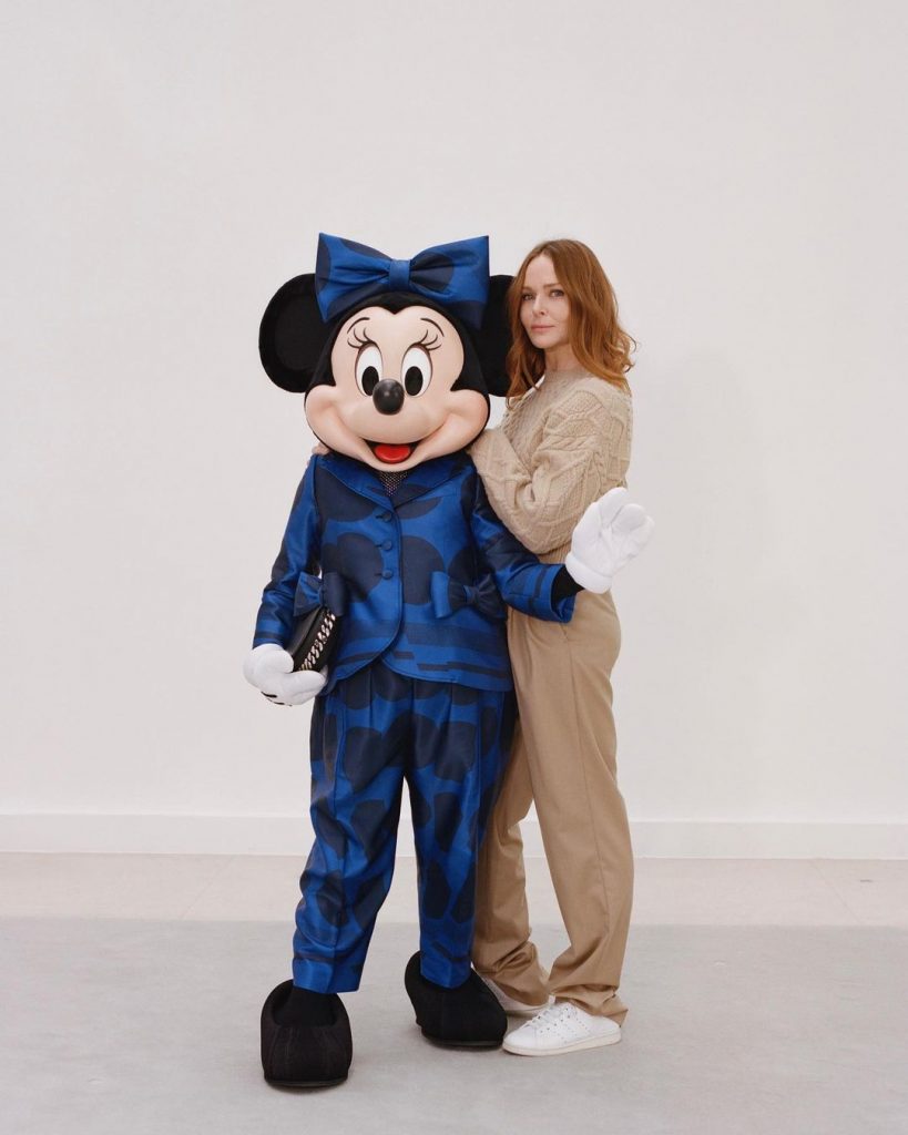 Stella McCartney también le cambió el look y le puso pantalones a Minnie Mouse.