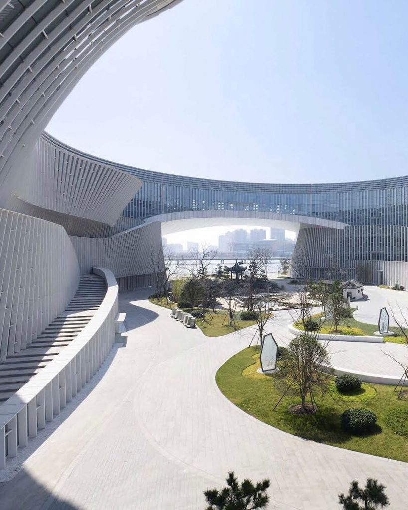 Exterior e interior se integran en El Teatro del Gran Canal de Yangzhou.