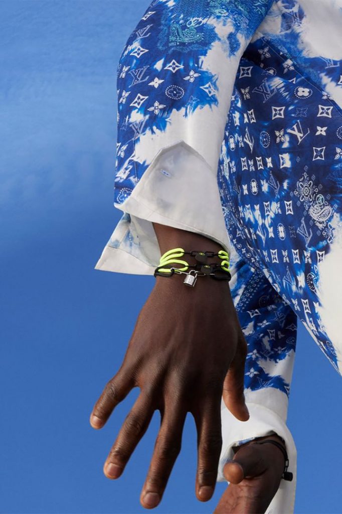 Louis Vuitton vuelve a colaborar con Unicef a través de una segunda línea de brazaletes diseñador por Abloh. 