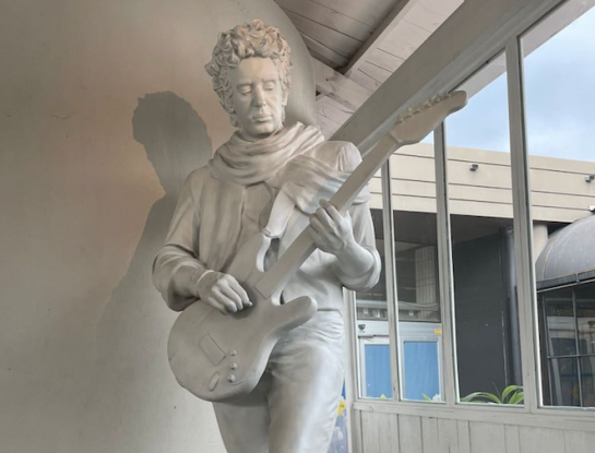 La escultura de Gustavo Cerati “toca” en la terraza de un restaurante con diseño de Palermo