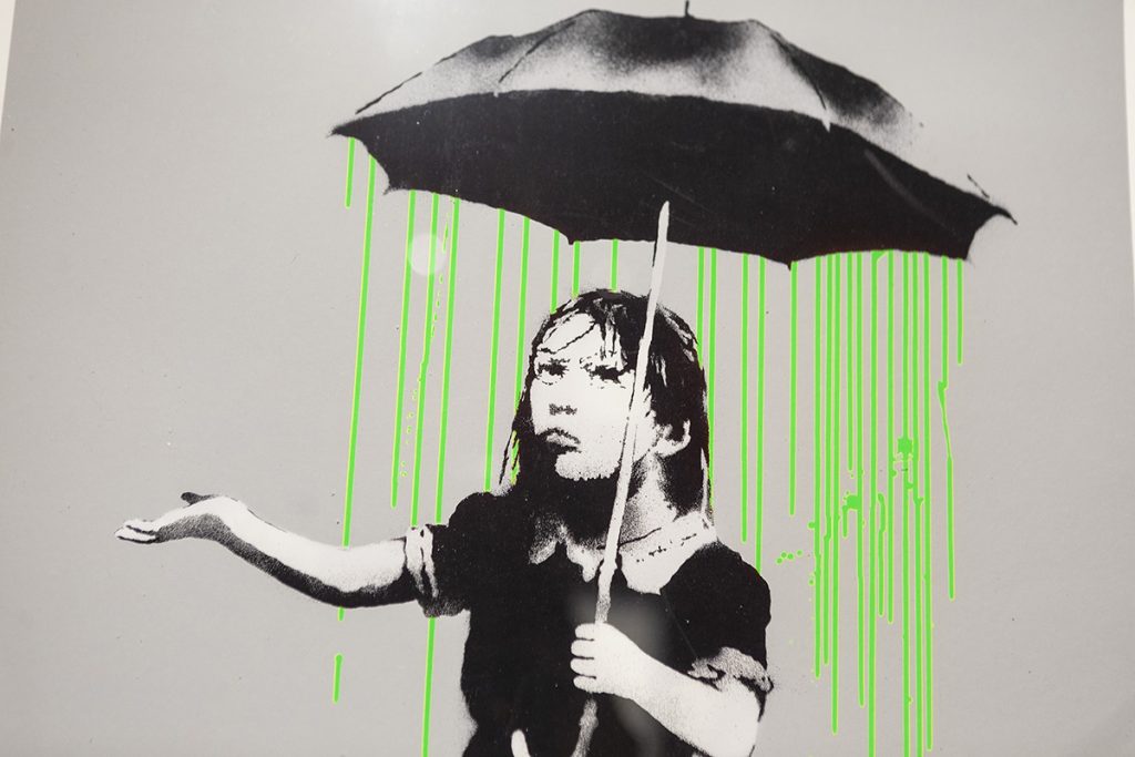 Banksy pintó primero la lluvia de color blanco, pero luego usó diferentes colores.