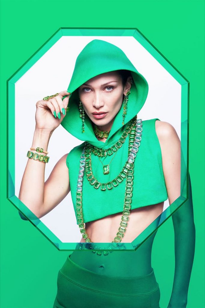 Bella Hadid, modelo de Swarovski, con la fuerza natural del color verde. 