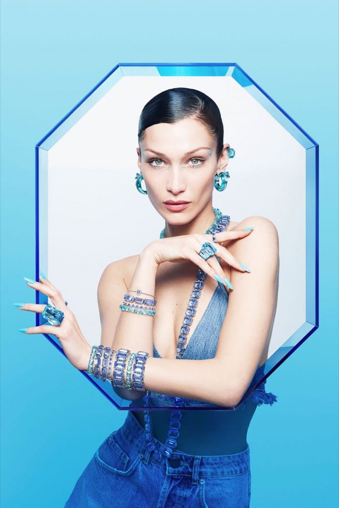 Bella Hadid, modelo de Swarovski, en modo azul, sereno y relajado. 