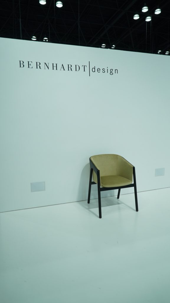 Una silla protagonista del espacio Bernhardt Design. 