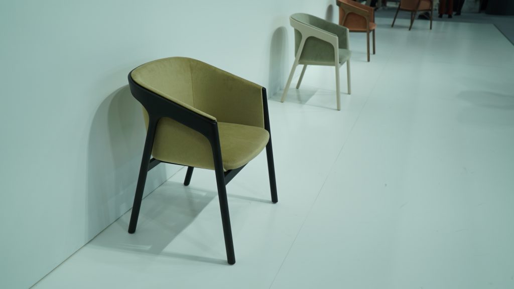 Bernhardt Design sigue siendo innovadora en el diseño y la producción de muebles.