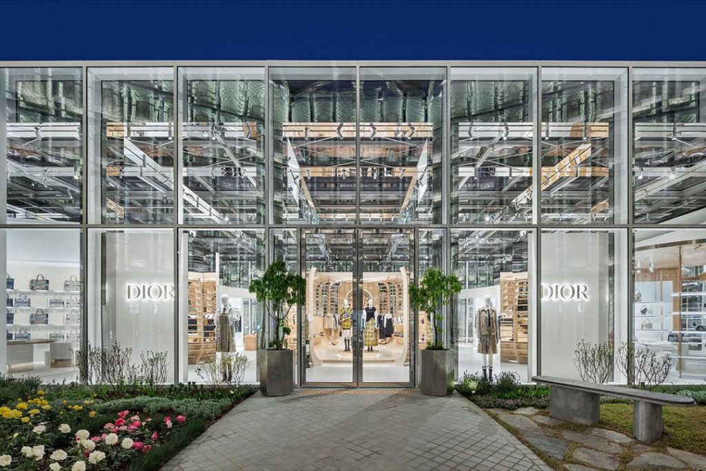 La pop-up-store de Dior en Seúl se extiende sobre un área de casi 1700 metros cuadrados, con una enorme estructura de red metálica y cubierta con un techo de cristal. 