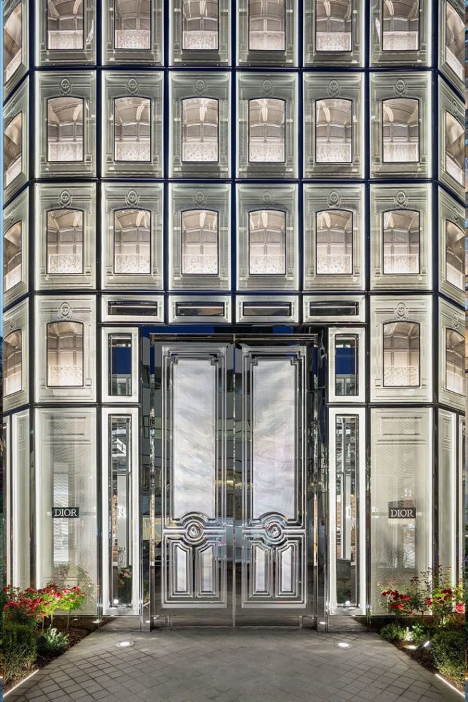 a tienda efímera de Dior en Seúl tiene una estructura inspirada en la fachada del número 30 de la avenida Montaigne parisina.