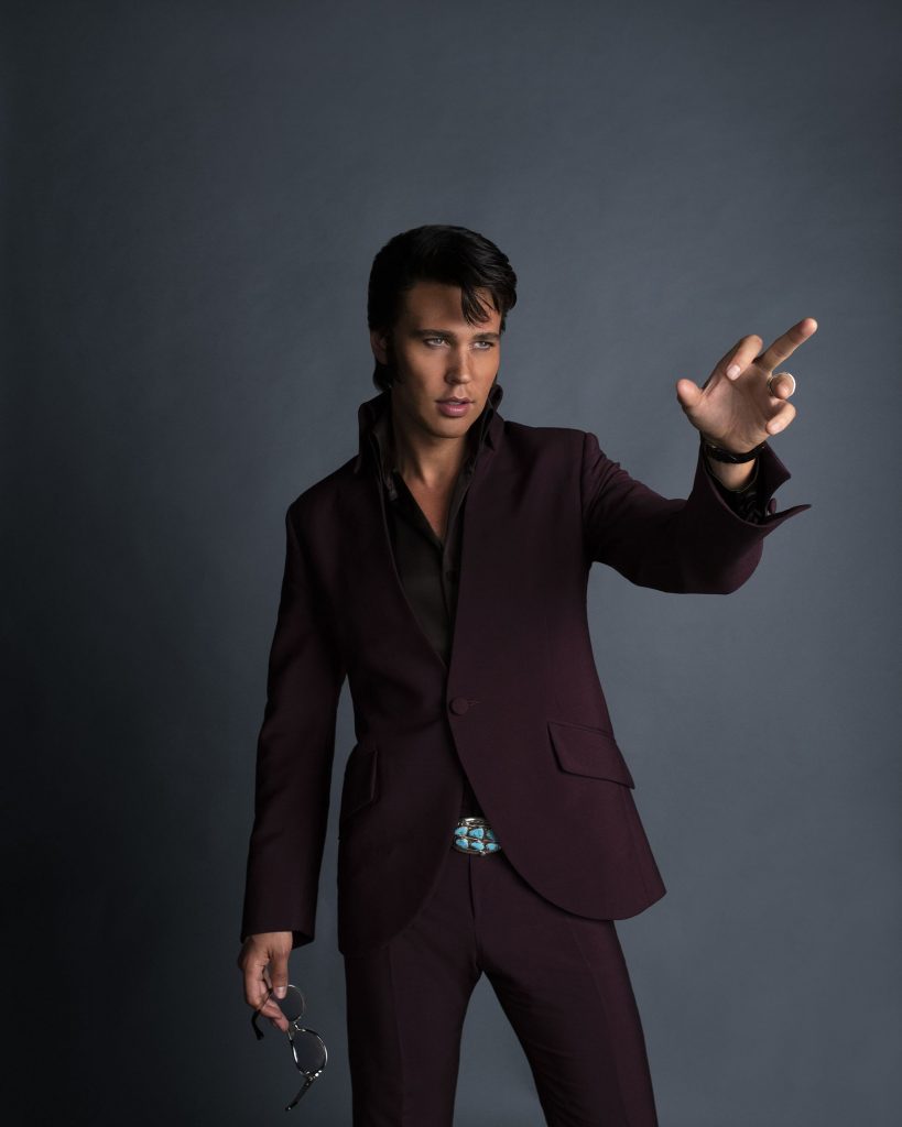  Austin Butler interpreta a Elvis Presley. 