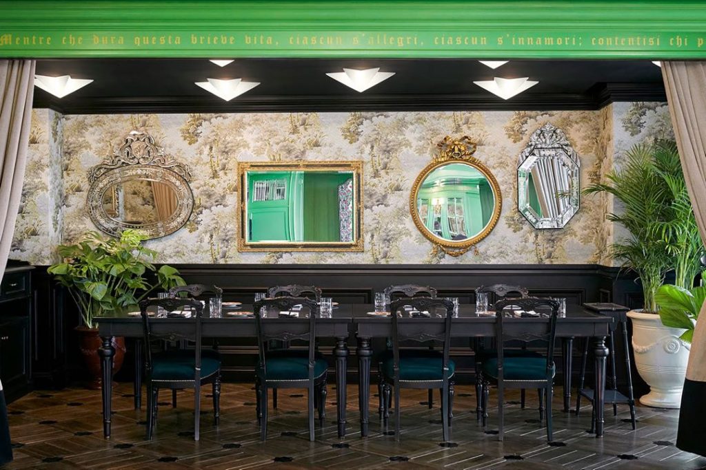El verde es el color dominante en el restaurante de Gucci en Seúl. 