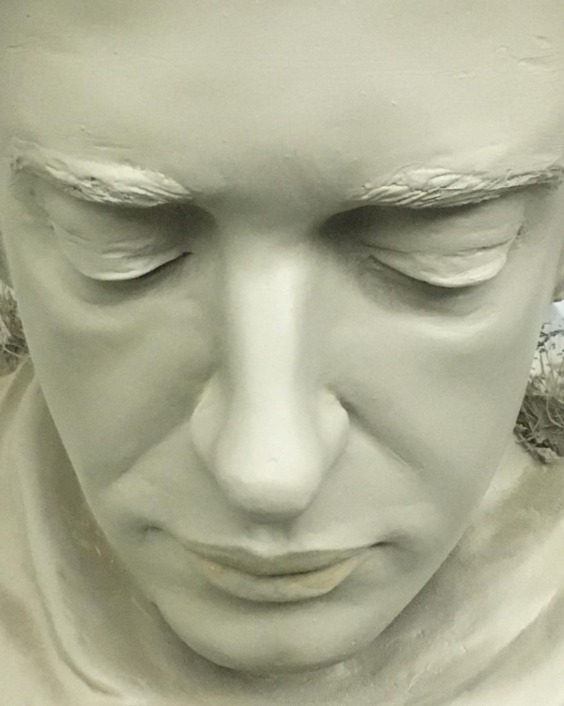 Detalle de la escultura hiperrealista del músico de Soda Stereo. 