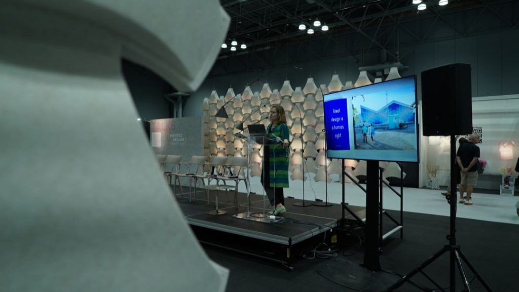 Vista de la charla de Paola Antonelli en la Feria Internacional del Mueble Contemporáneo (ICFF) de Nueva York. 