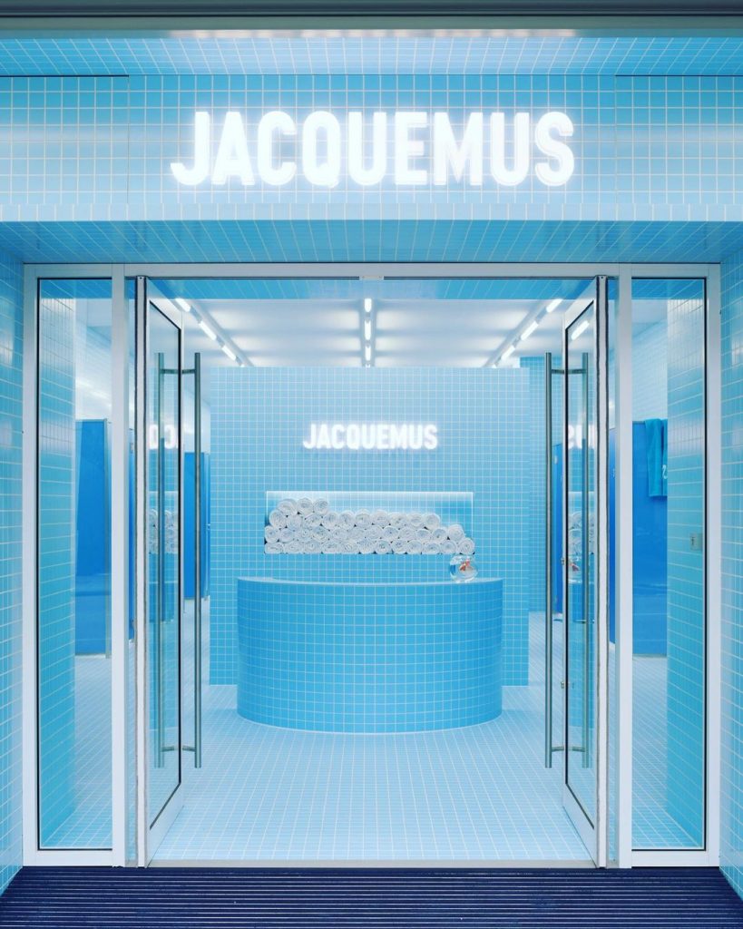 La tienda azul de Jacquemus en Londres. 