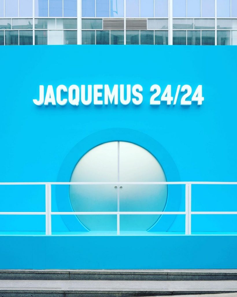 El diseño náutico se impone en la pop-up store de Jacquemus en Londres. 
