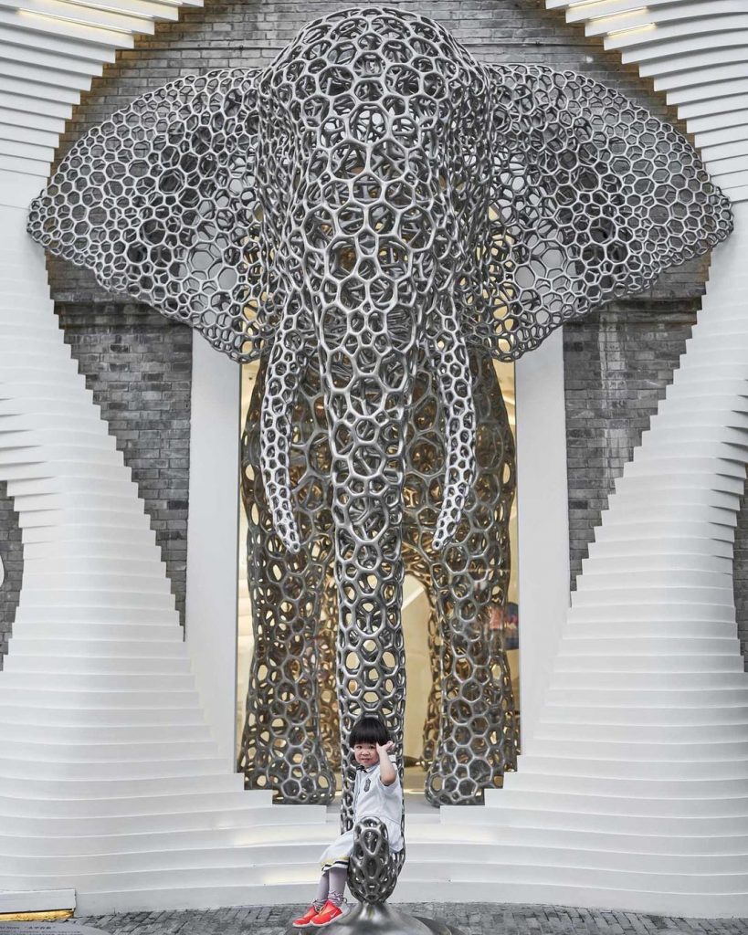 “Peaceful Elephant”, la gran atracción de la obra de AntiStatics Architecture y el artista Yue Minjun.