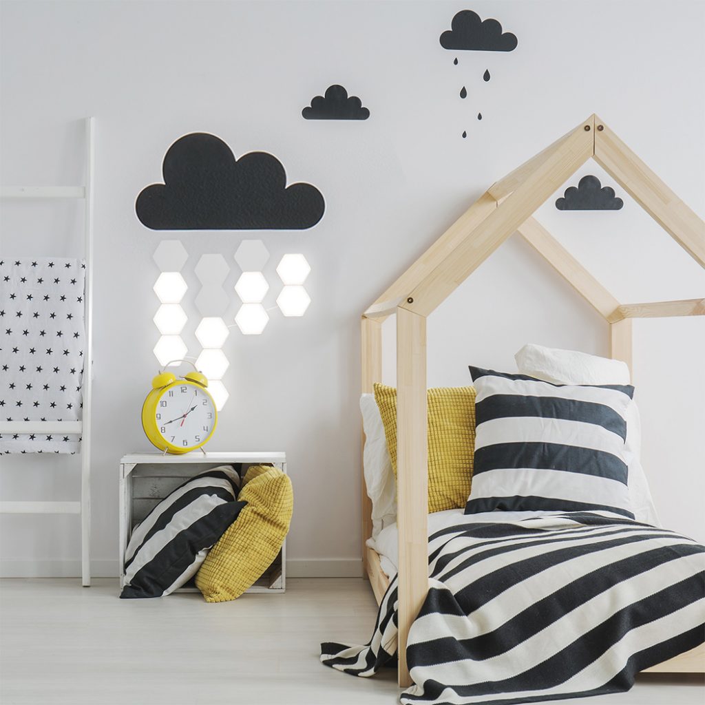 Su calidez y aires lúdicos la convierten en iluminación ideal para dormitorios de chicos. 