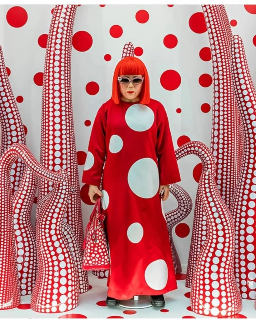 La artista japonesa Yayoi Kusama inmersa en una de sus instalaciones artísticas. 