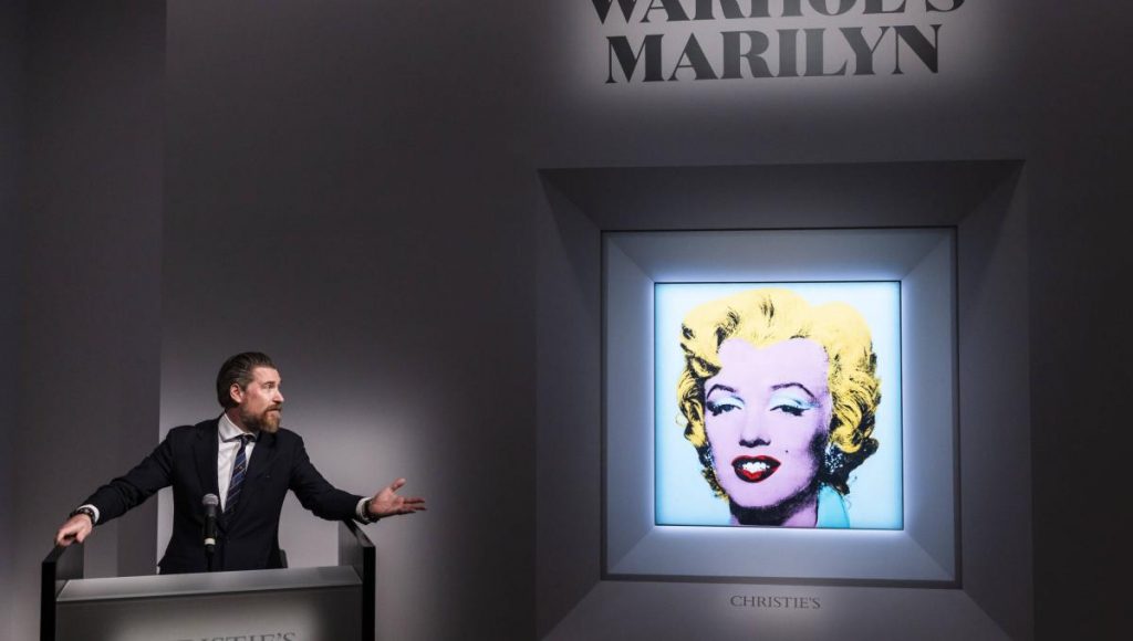 La obra “Shot Sage Blue Marilyn” de Andy Warhol subastada al precio récord de 195 millones de dólares. 