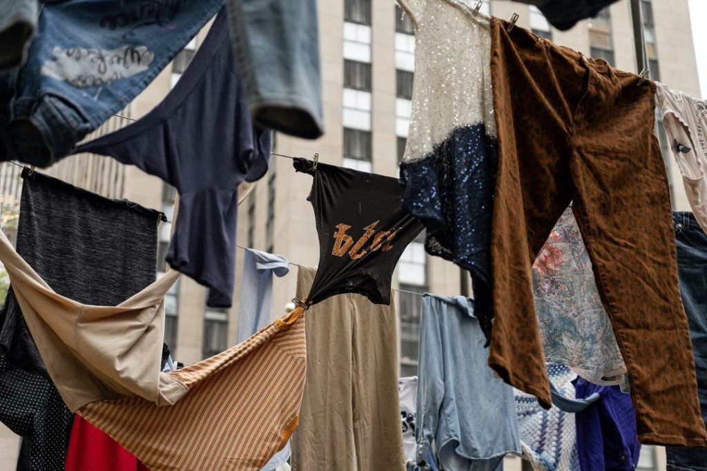 La mega instalación artística se llama “Air Out Your Dirty Laundry” (que podría traducirse como “Saca Tus Trapos Al Sol”). 
