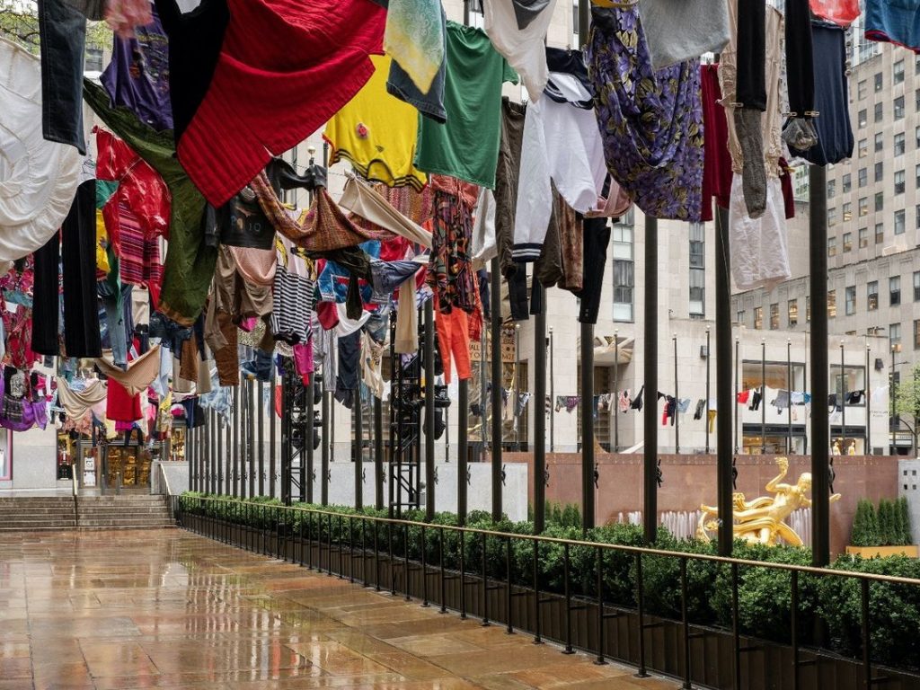 Más de 700 prendas recolectadas y llevadas desde Ciudad de México a la Gran Manzana por la artista Pia Camil.