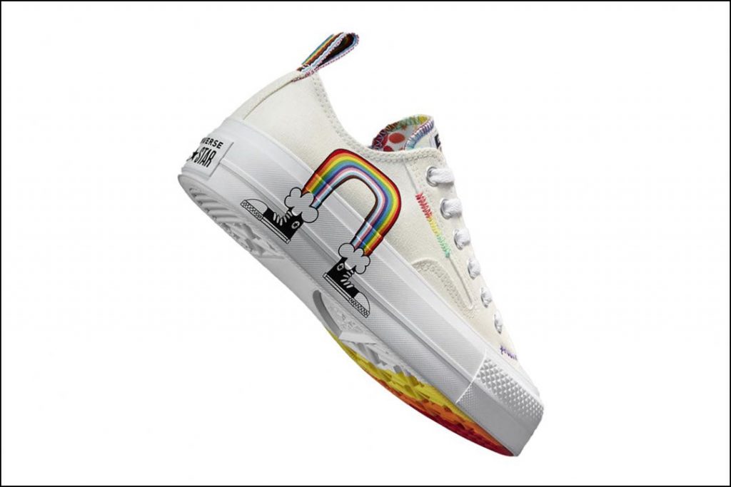 La colección Nike Converse Pride 2022 imprime la gráfica del arcoíris. 