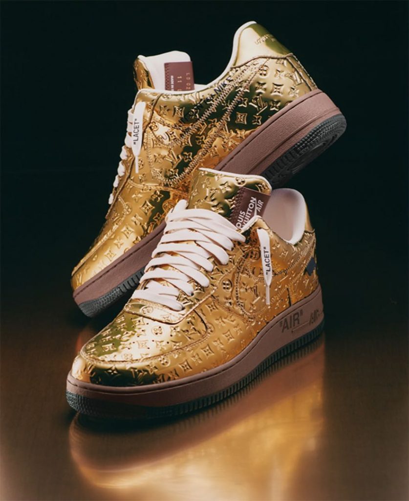 Las zapatillas Air Force 1 de Nike x Louis Vuitton doradas. 