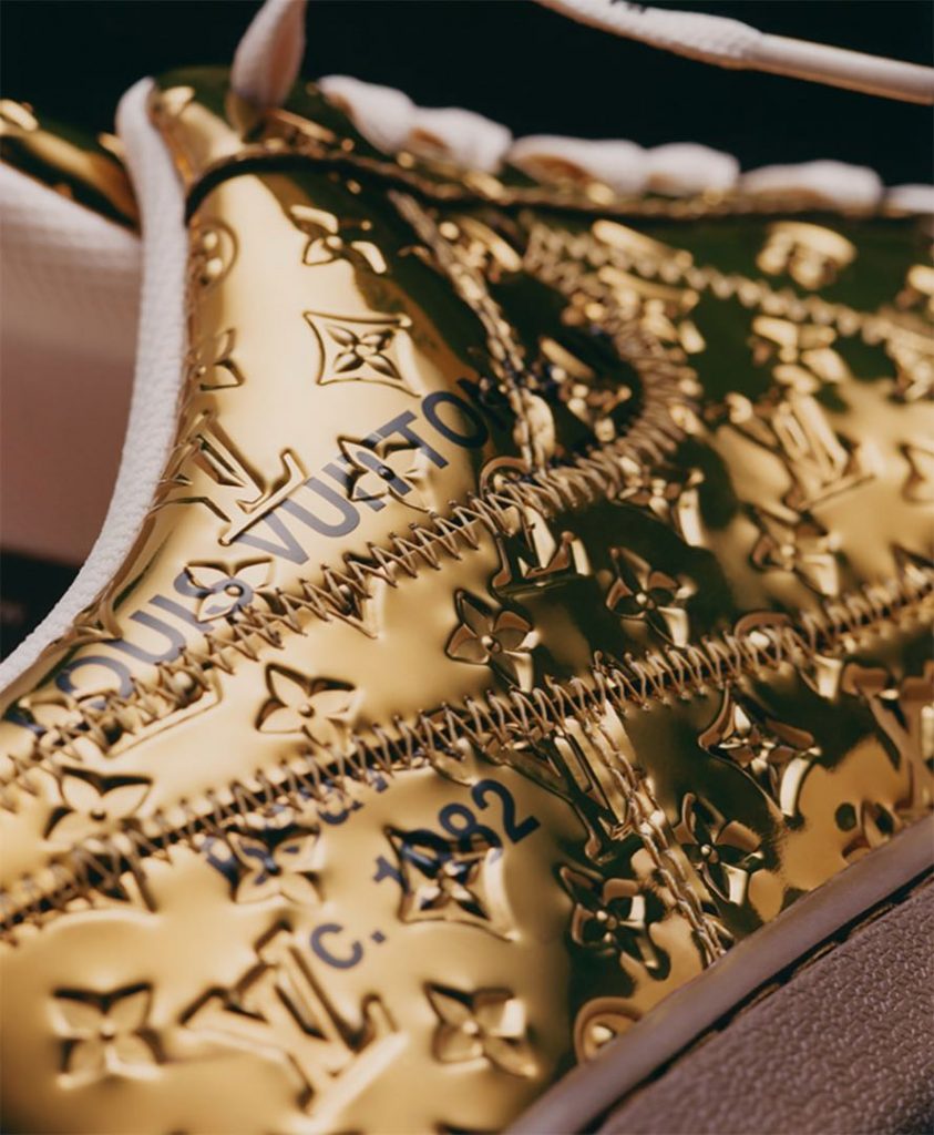 Las zapatillas Air Force 1 de Nike x Louis Vuitton doradas. 