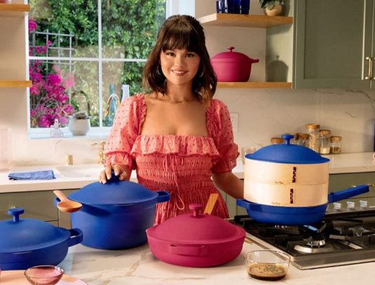 Selena Gómez le pone color a una colección de utensilios de cocina con diseño y sensibilidad