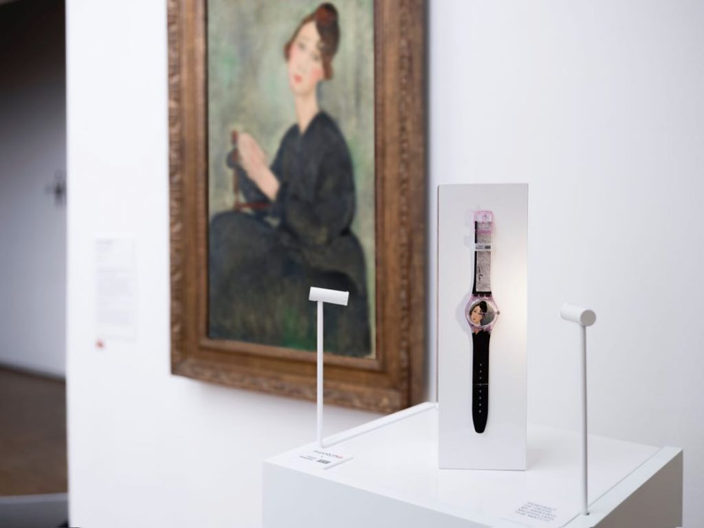 "Portrait of Dedie" de Amedeo Modigliani  "Carousel" de Robert Delaunay de la colección Swatch X Centre Pompidou. 