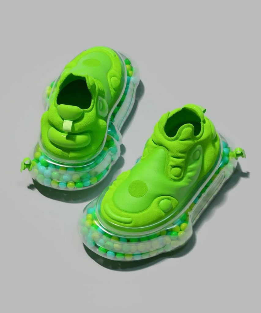 Las zapatillas UV-Zhu a todo color y con suela cápsula inflable. 