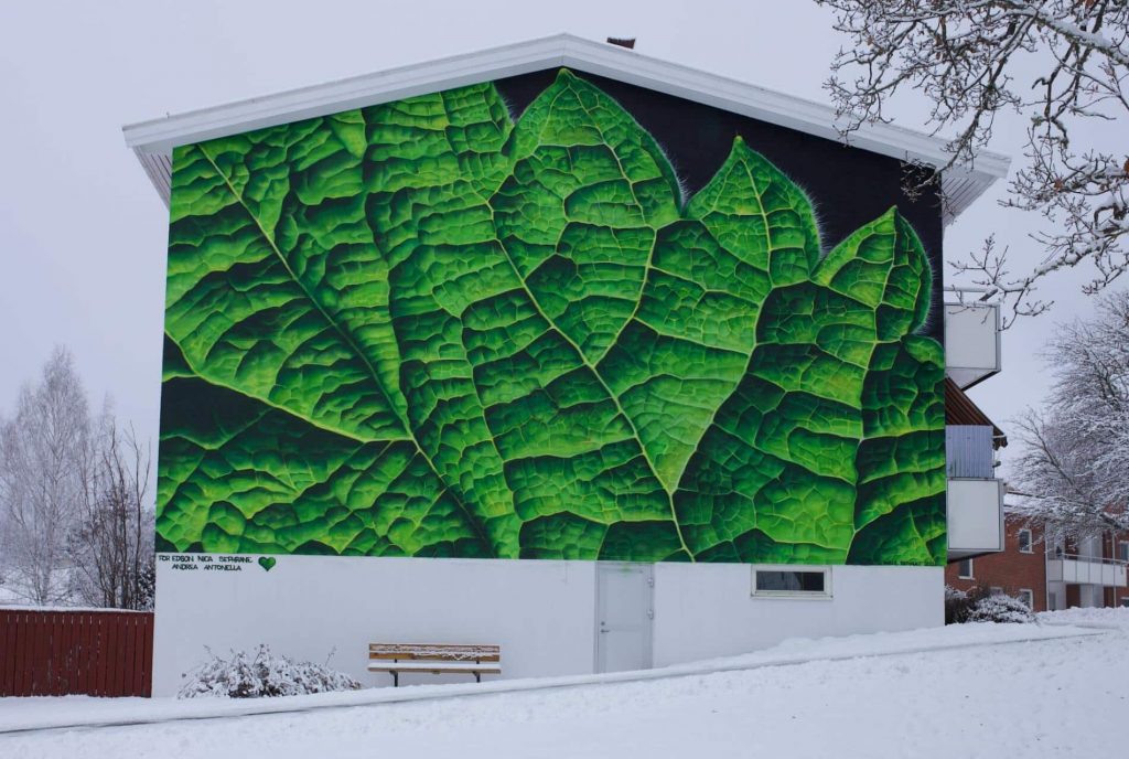 En un paisaje urbano invernal, el verde estalla de la mano de un graffiti de Adele Renault. 