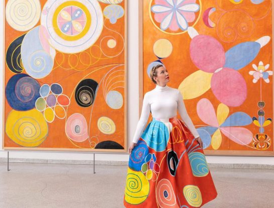 Ariel Adkins diseña moda inspirada en obras de arte