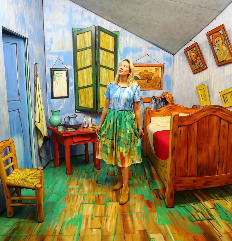 Ariel Adkins en el cuarto de Van Gogh. 